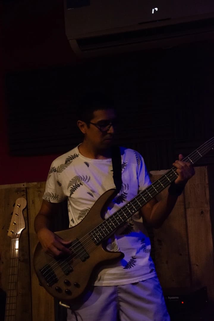 El bajista practicando