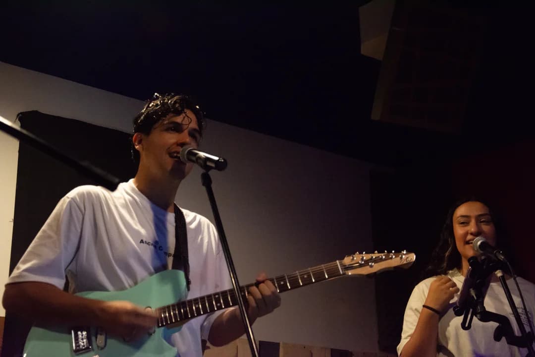Kevin y Cande a tono